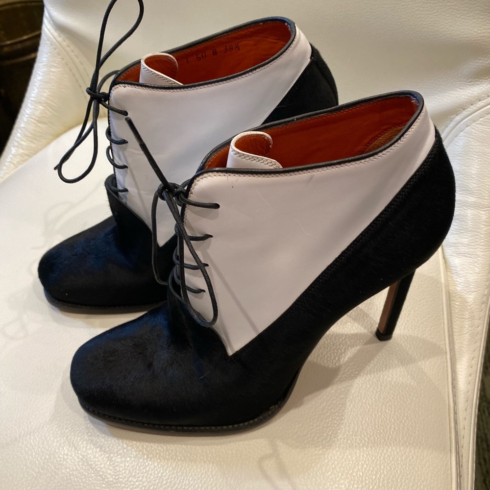 SANTONI! The complete “It” shoe. He is hot, hot, and the biggest sensation!